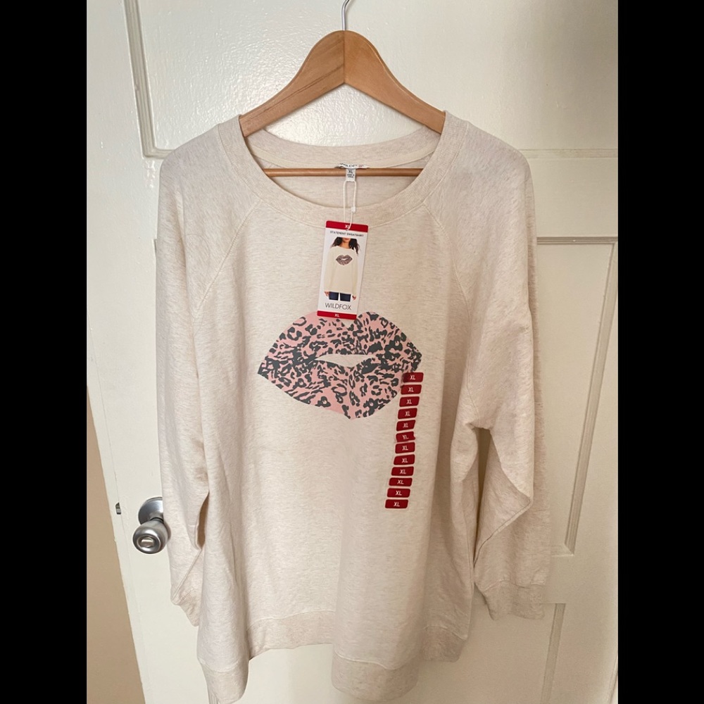 NWT✨WILDFOX LIPS OVERSIZED SWEATER